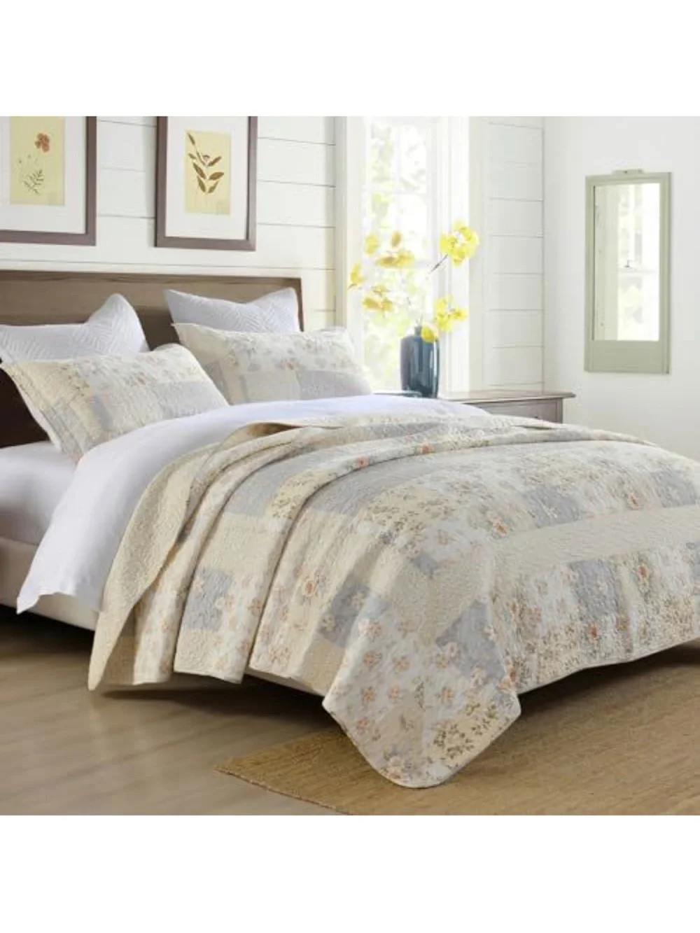 Vintage-Inspired Floral Patchwork Quilt Set in Cream and Light Blue